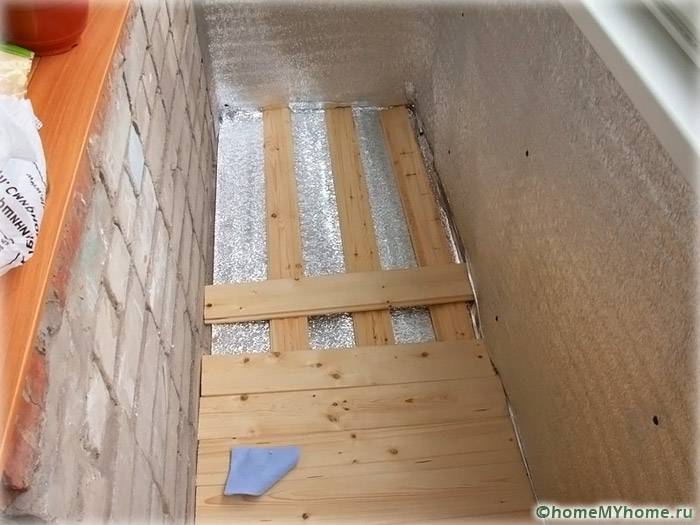 Пол балкона из деревянных досок