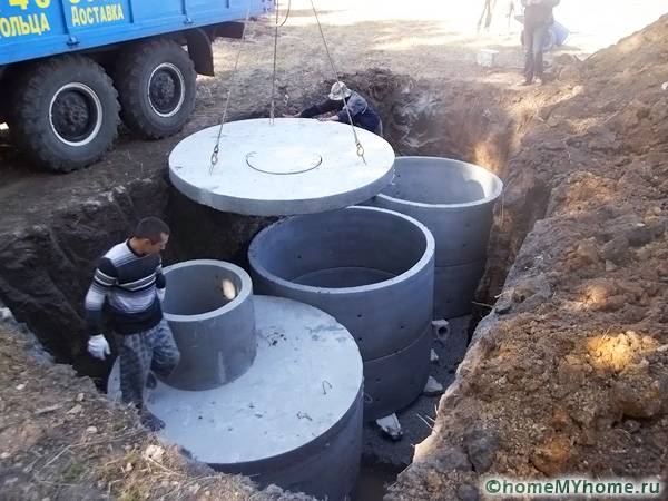 Сооружения из бетонных колец нельзя смонтировать в одиночку. Это габаритные септики, которые необходимо сверху прикрывать специальными плитами с люком