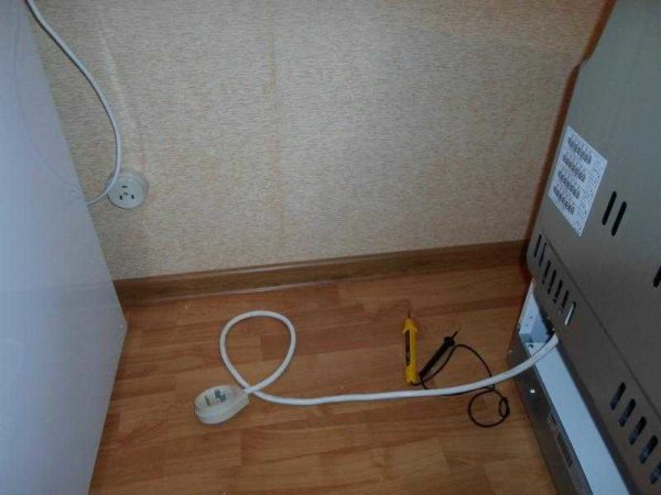 В некоторых случаях к духовому шкафу уже подсоединен сетевой шнур с вилкой