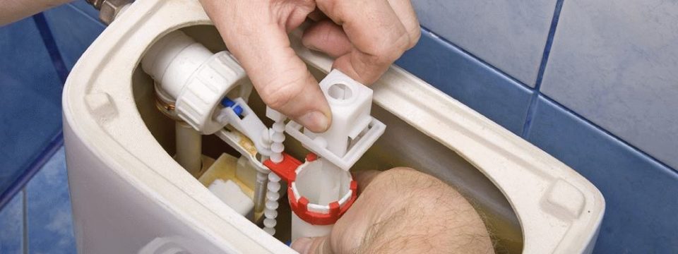 Что делать, если течет унитаз и вода постоянно стекает в чашу